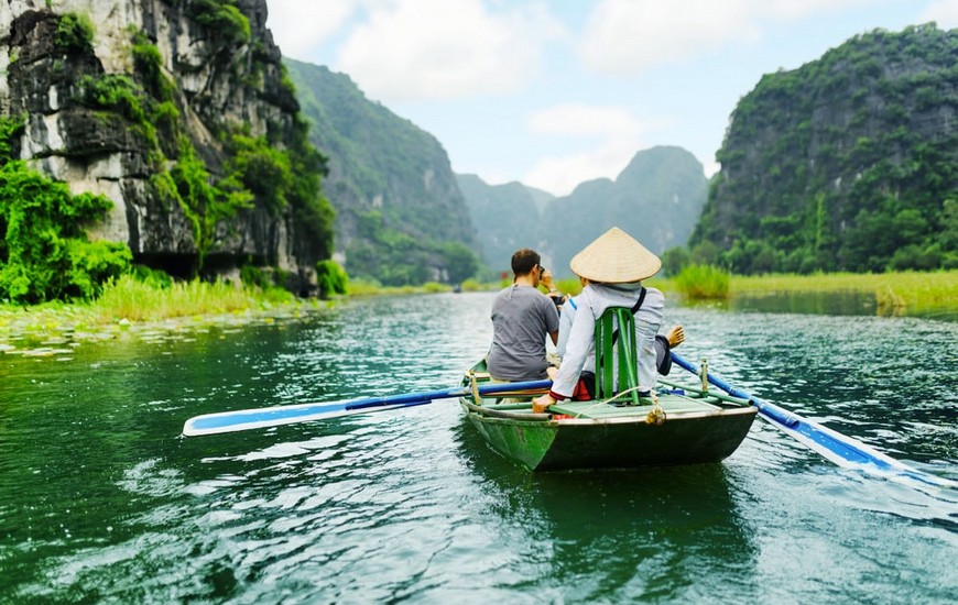 Sampan boat ride in Tam Coc