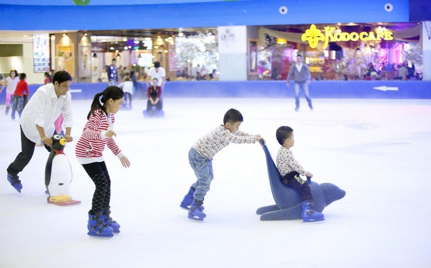 Ice skating landmark 81 - best kid-friendly activities in Vietnam