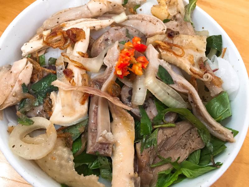 Steamed Rice Cake with Chicken Intestine - Bánh Ướt Lòng Gà