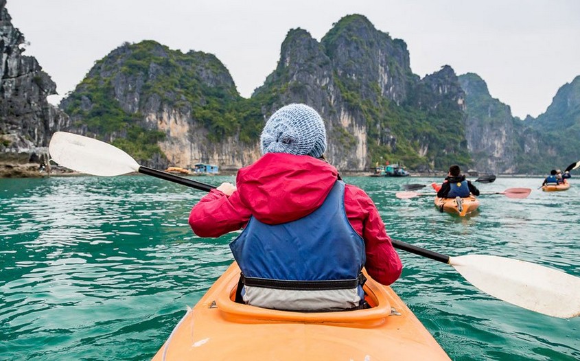 kayaking halong bay