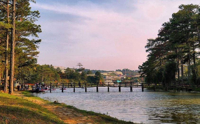 Lake of Sighs - Dalat travel guide