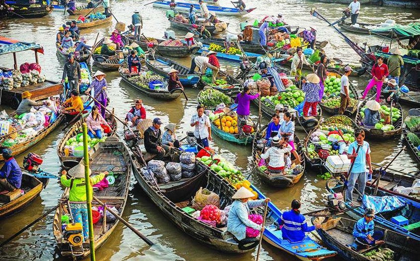 floating markets in mekong delta